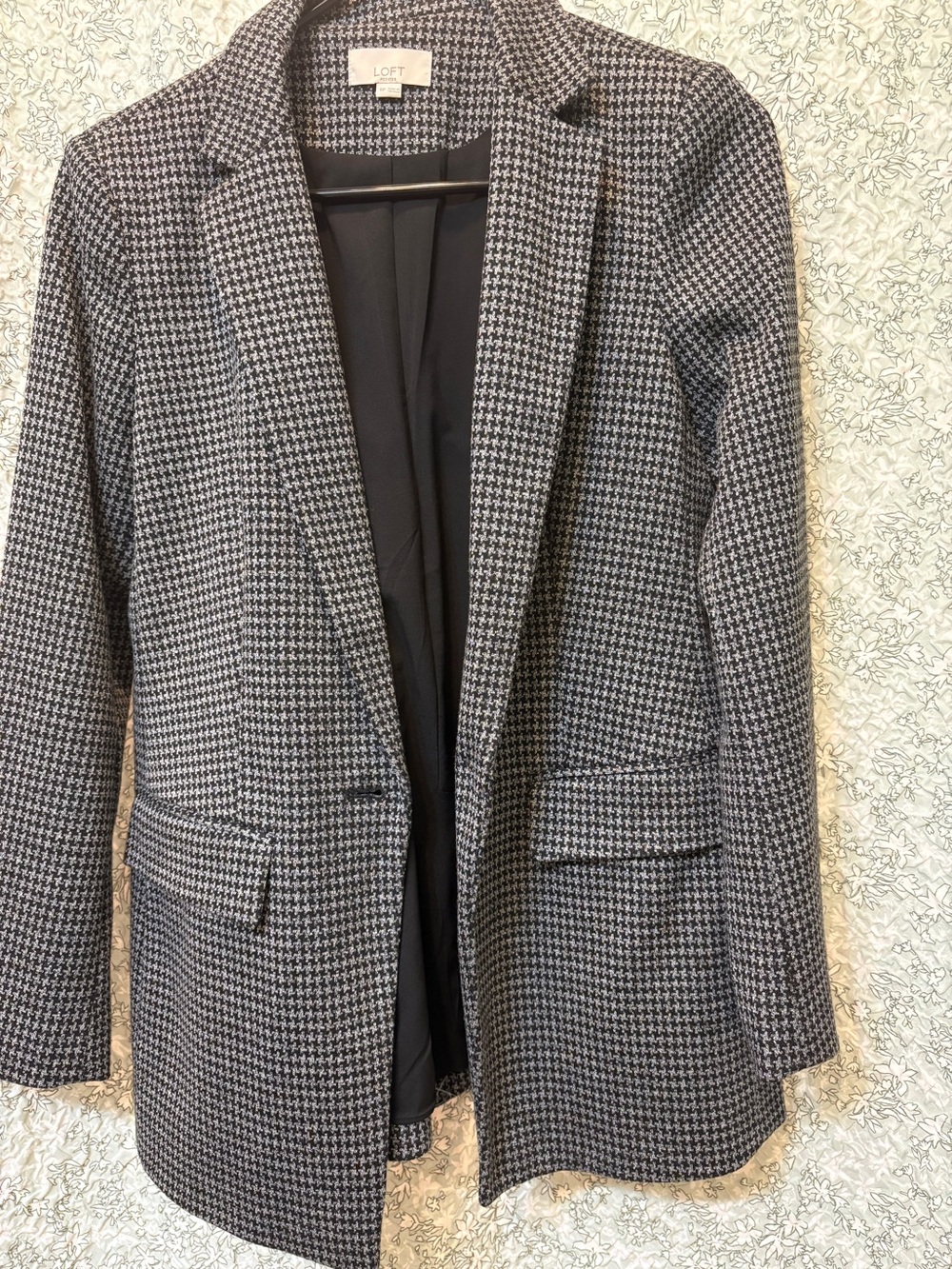 LOFT Black & White Houndstooth Blazer— size 6 Petite